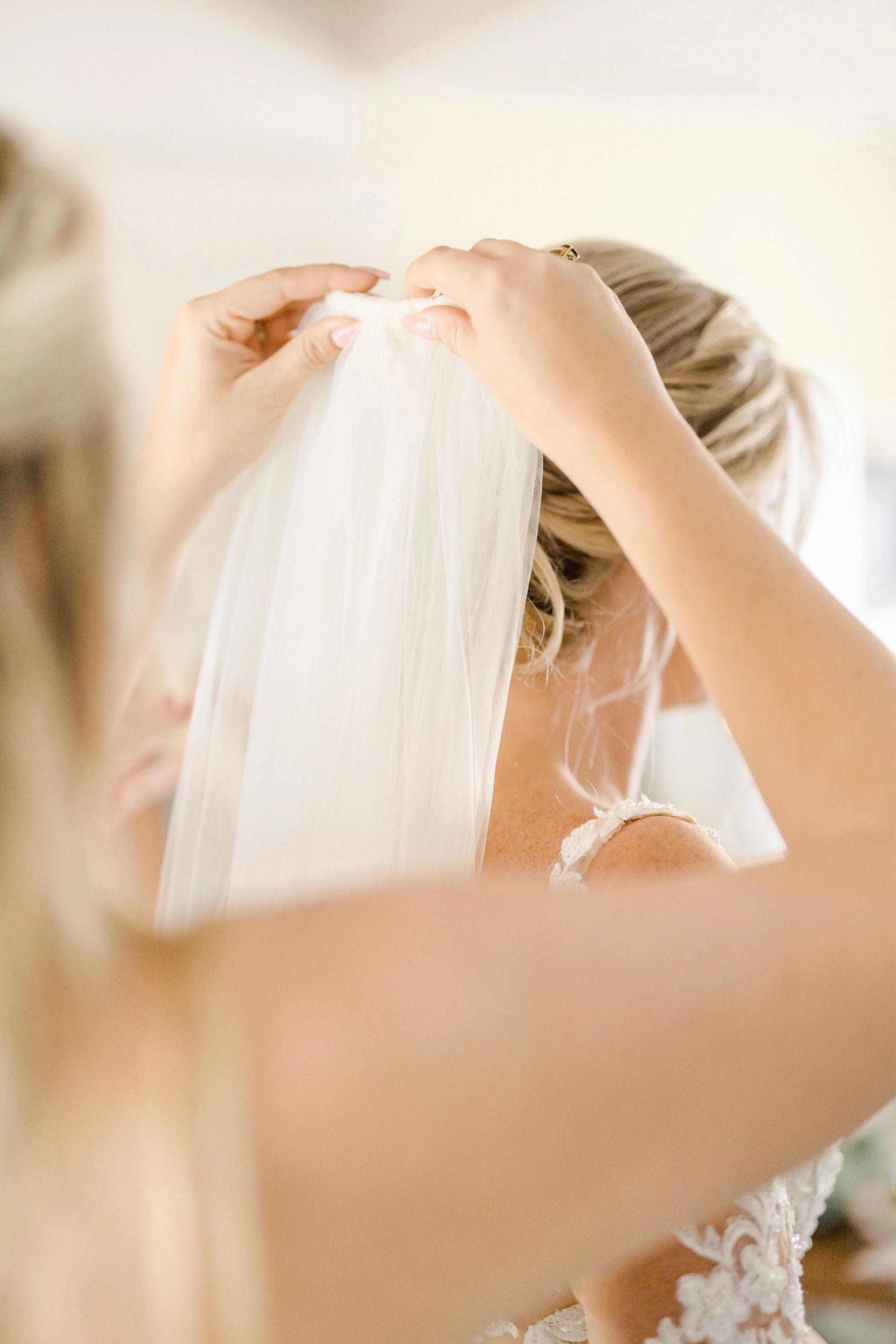 cheveux longs voile mariage rose beige